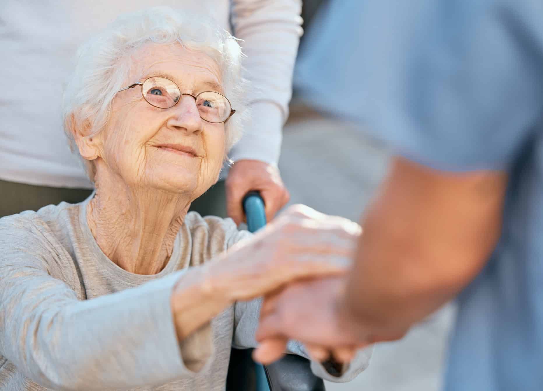 Personne âgée souriante